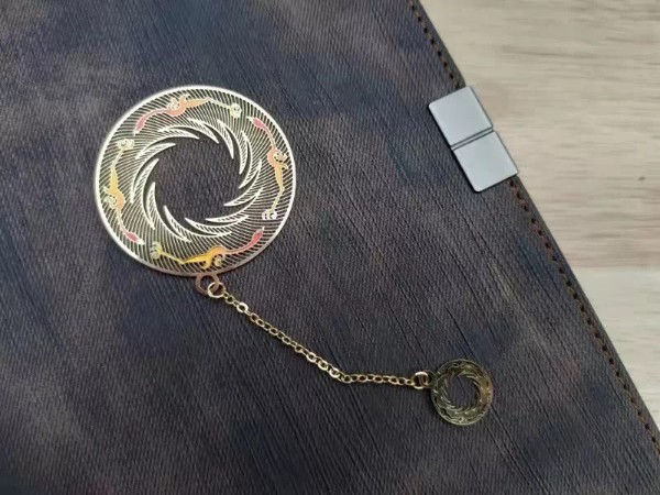 今天给你们分享的这一款是来自深圳億彩网制造的金属书 签。